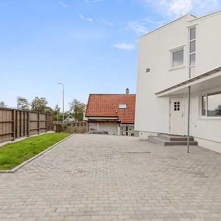Vaulen Apartment, Private Entrance And Parking アパート スタヴァンゲル