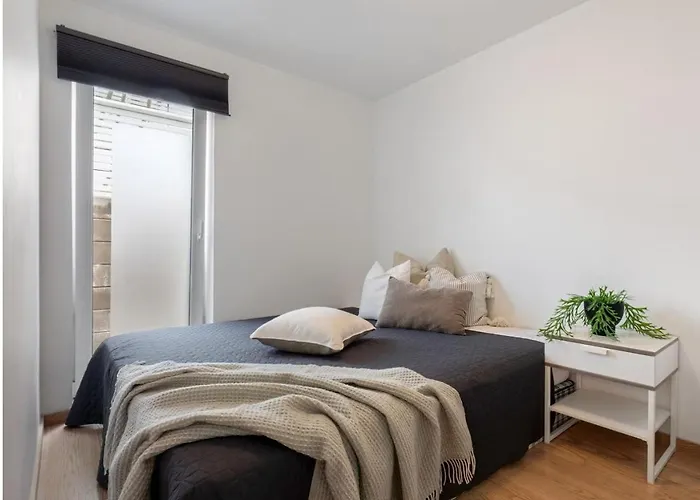 Vaulen Apartment, Private Entrance And Parking דירה *